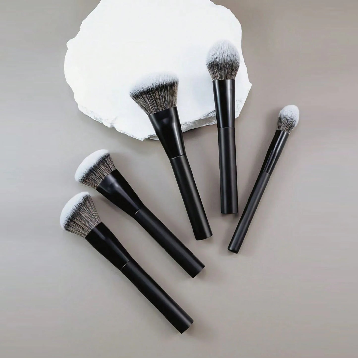 5-piece facial makeup brush set: foundation brush, powder brush, blush brush, concealer brush, contour brush, blending brush. High-end makeup brushes with oil-coated handles for a comfortable feel. Professional-grade makeup t